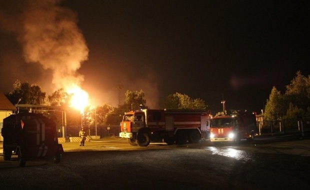 Страховита експлозија у гасном складишту: Пламен 50 метара висок, гаси га 199 ватроасаца са 50 возила